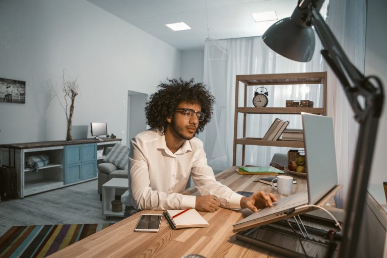Conheça 5 dicas para ter um quarto adequado para o Home Office