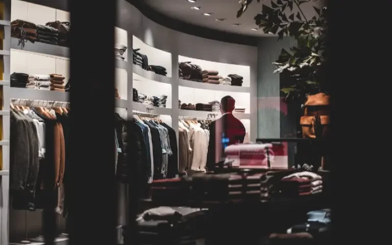 Decoração de loja de roupa pequena e simples