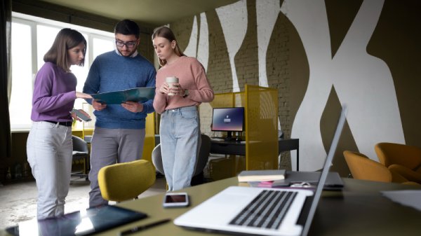 Como planejar a decoração de uma agência de marketing industrial?